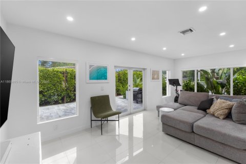 House in Miami, Florida 3 bedrooms, 173.54 sq.m. № 1920552 - photo 11