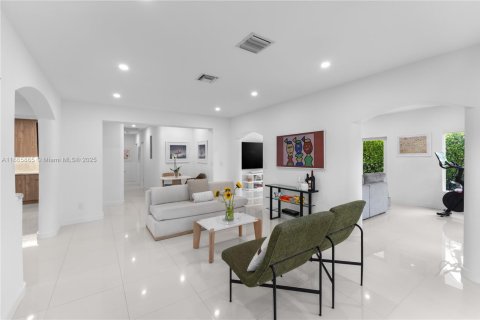 House in Miami, Florida 3 bedrooms, 173.54 sq.m. № 1920552 - photo 6