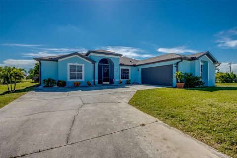 Villa ou maison à vendre à Cape Coral, Floride: 4 chambres, 159.23 m2 № 1905702 - photo 1