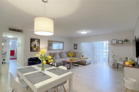 Copropriété à louer à Miami, Floride: 2 chambres, 96.8 m2 № 2323874 - photo 2