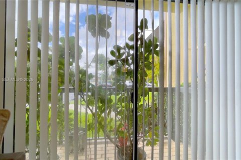 Copropriété à louer à Miami, Floride: 2 chambres, 96.8 m2 № 2323874 - photo 4