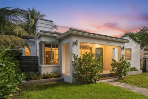 Villa ou maison à vendre à Miami, Floride: 4 chambres, 140.93 m2 № 1932271 - photo 1