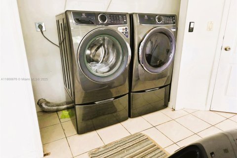 Снять в аренду виллу или дом в Майами, Флорида 4 спальни, 257.06м2, № 1930679 - фото 24