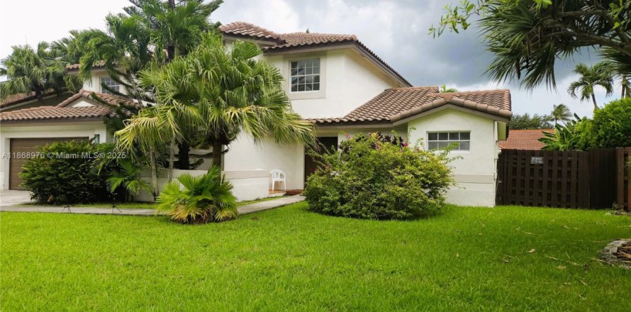 Дом в Майами, Флорида 4 спальни, 257.06м2 № 1930679