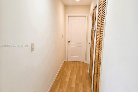 Снять в аренду виллу или дом в Майами, Флорида 4 спальни, 257.06м2, № 1930679 - фото 26