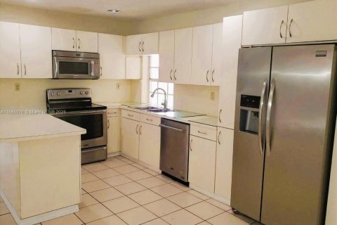 Снять в аренду виллу или дом в Майами, Флорида 4 спальни, 257.06м2, № 1930679 - фото 18