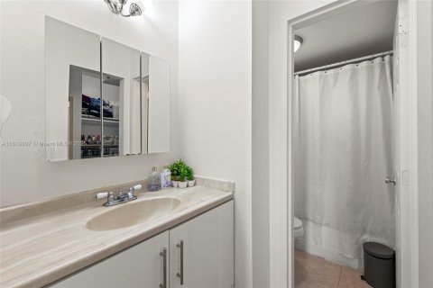 Condo in North Miami, Florida, 1 bedroom  № 1776003 - photo 17