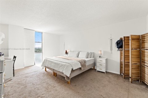 Condo in North Miami, Florida, 1 bedroom  № 1776003 - photo 11