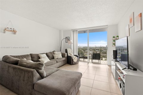 Condo in North Miami, Florida, 1 bedroom  № 1776003 - photo 3