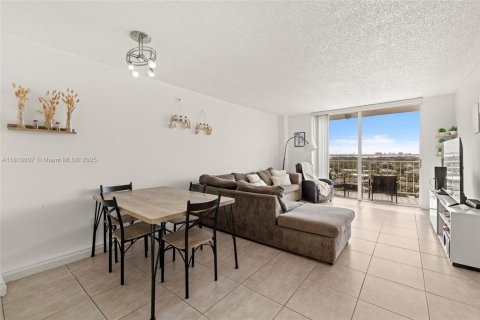 Condo in North Miami, Florida, 1 bedroom  № 1776003 - photo 6