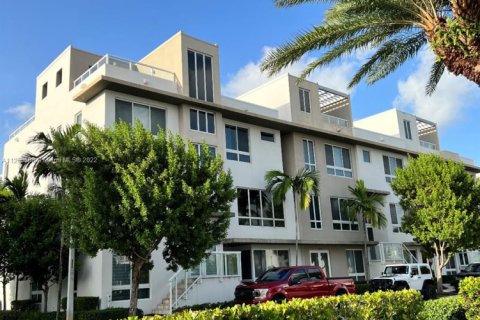 Condo in Doral, Florida, 3 bedrooms in LANDMARK  № 38329 - photo 1