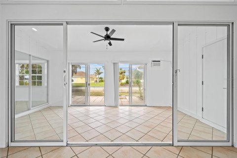 House in Punta Gorda, Florida 3 bedrooms, 158.4 sq.m. № 1733887 - photo 9