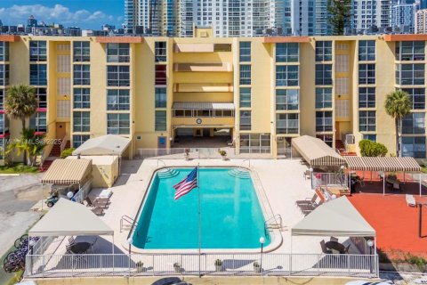 Condo in Sunny Isles Beach, Florida, 1 bedroom  № 1752804 - photo 24