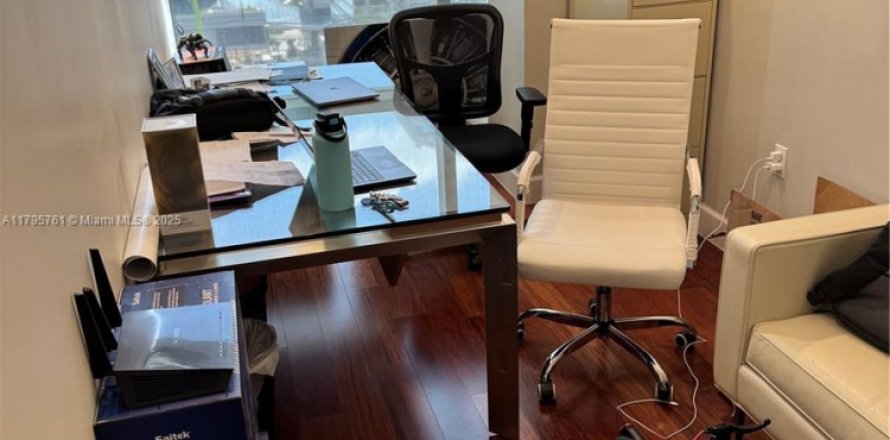 Commercial property in Miami, Florida № 1726774