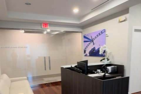 Commercial property in Miami, Florida № 1726774 - photo 9