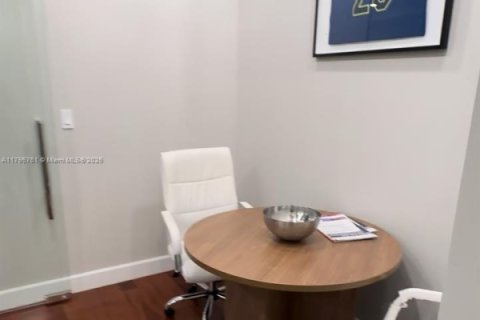 Commercial property in Miami, Florida № 1726774 - photo 10