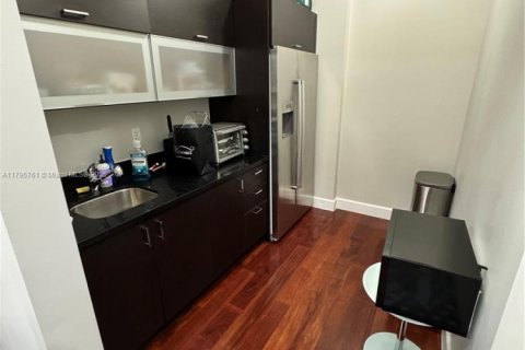 Commercial property in Miami, Florida № 1726774 - photo 3