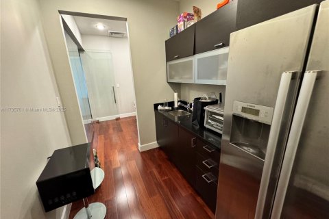 Commercial property in Miami, Florida № 1726774 - photo 2