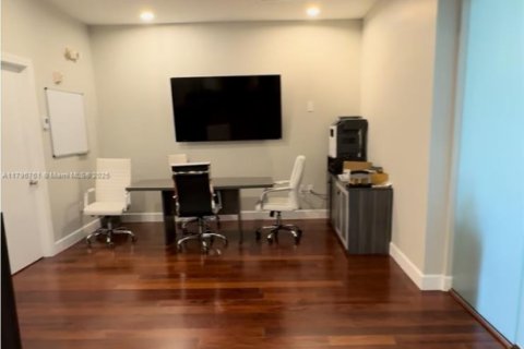 Commercial property in Miami, Florida № 1726774 - photo 8