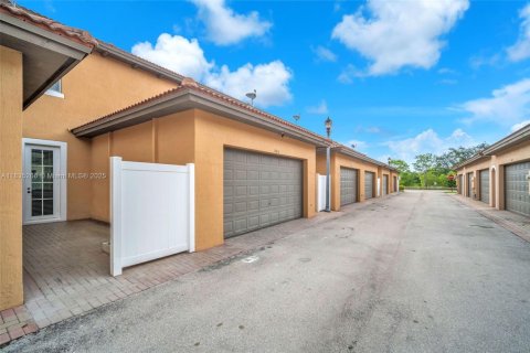 Townhouse in Pembroke Pines, Florida 4 bedrooms, 213.68 sq.m. № 1818138 - photo 26