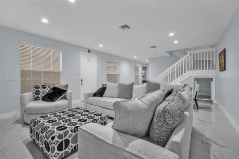 Townhouse in Pembroke Pines, Florida 4 bedrooms, 213.68 sq.m. № 1818138 - photo 5