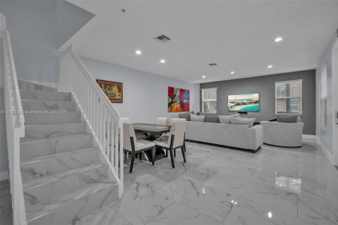 Townhouse in Pembroke Pines, Florida 4 bedrooms, 213.68 sq.m. № 1818138 - photo 1