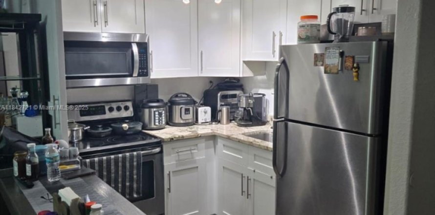 Condominio en Miami, Florida, 1 dormitorio  № 1939890