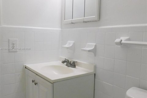 Condo in Miami Beach, Florida  № 2000312 - photo 16