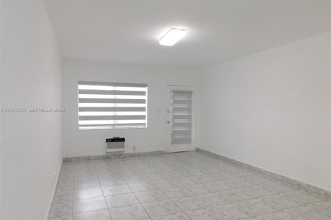 Condo in Miami Beach, Florida  № 2000312 - photo 7