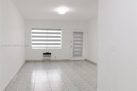 Condo in Miami Beach, Florida  № 2000312 - photo 5