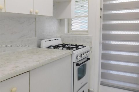 Condo in Miami Beach, Florida  № 2000312 - photo 10