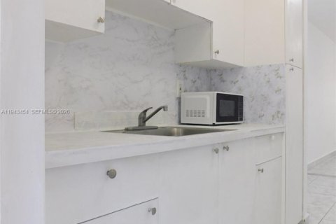 Condo in Miami Beach, Florida  № 2000312 - photo 12