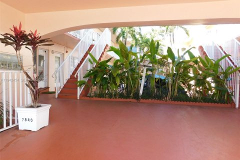 Condo in Miami Beach, Florida  № 2000312 - photo 2