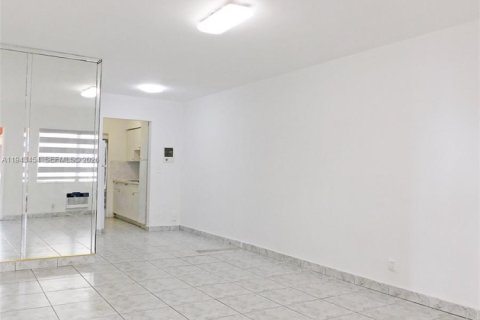 Condo in Miami Beach, Florida  № 2000312 - photo 4