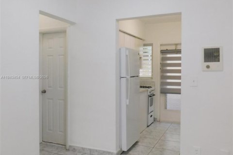 Condo in Miami Beach, Florida  № 2000312 - photo 13