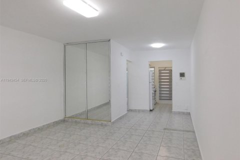 Condo in Miami Beach, Florida  № 2000312 - photo 3