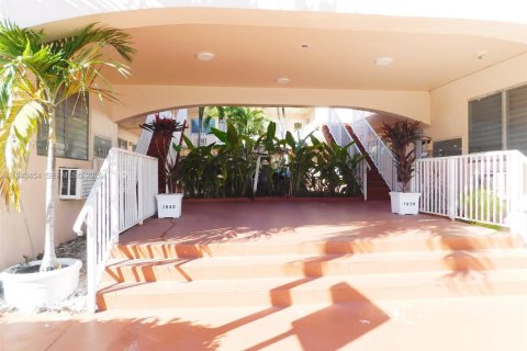 Condo in Miami Beach, Florida  № 2000312 - photo 17