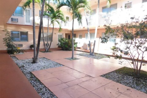 Condo in Miami Beach, Florida  № 2000312 - photo 18