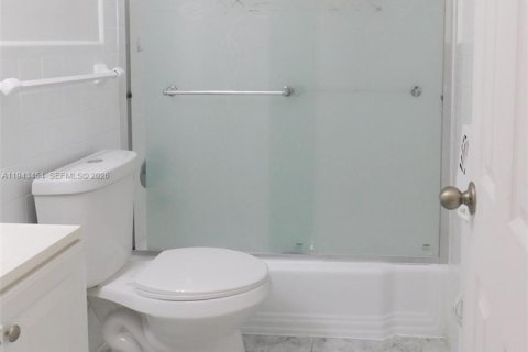 Condo in Miami Beach, Florida  № 2000312 - photo 15