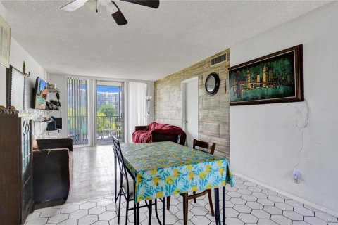 Condo in Aventura, Florida, 2 bedrooms  № 1890266 - photo 11