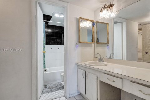 Condo in Aventura, Florida, 2 bedrooms  № 1890266 - photo 21