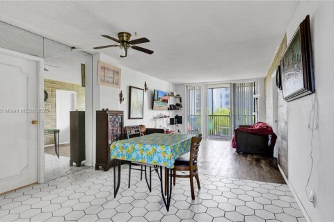Condo in Aventura, Florida, 2 bedrooms  № 1890266 - photo 9
