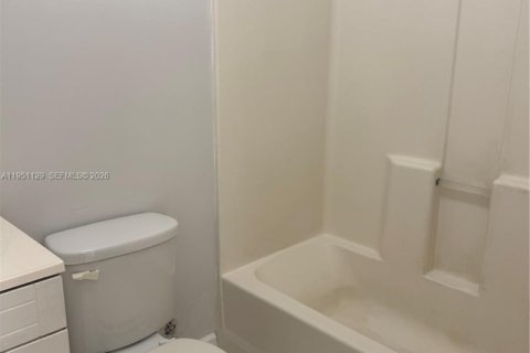 Apartamento en alquiler en Miami, Florida, 2 dormitorios, 60.39 m2 № 2007208 - foto 9