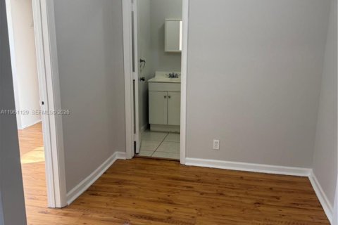 Apartamento en alquiler en Miami, Florida, 2 dormitorios, 60.39 m2 № 2007208 - foto 4