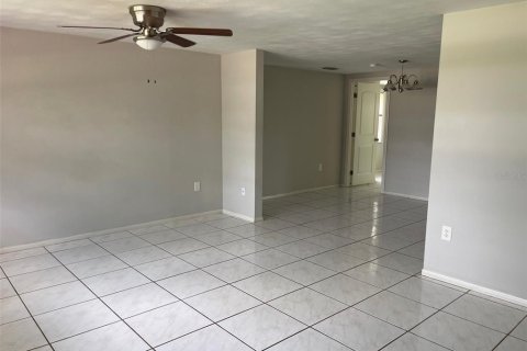 House in Port Richey, Florida 3 bedrooms, 126.35 sq.m. № 1803174 - photo 5