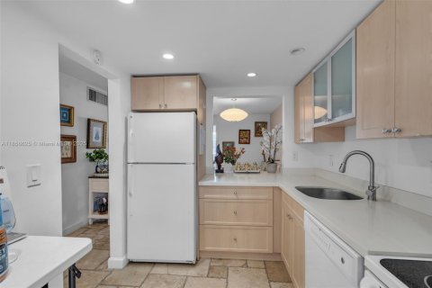 Condo in Key Biscayne, Florida, 1 bedroom  № 1881564 - photo 9