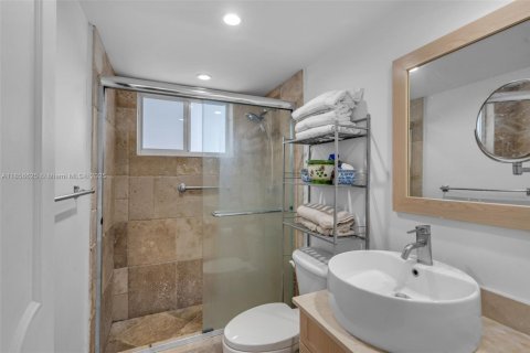 Condo in Key Biscayne, Florida, 1 bedroom  № 1881564 - photo 14