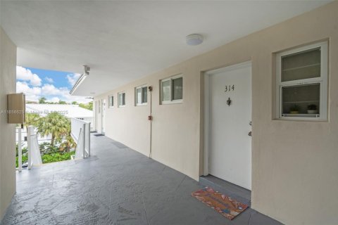 Condo in Key Biscayne, Florida, 1 bedroom  № 1881564 - photo 2