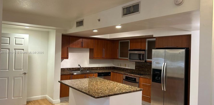 Townhouse in Coral Gables, Florida 2 bedrooms, 114.73 sq.m. № 1924340