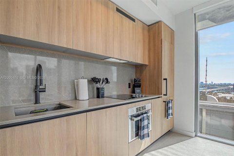Condo in Miami, Florida, 2 bedrooms № 2176888 - photo 2